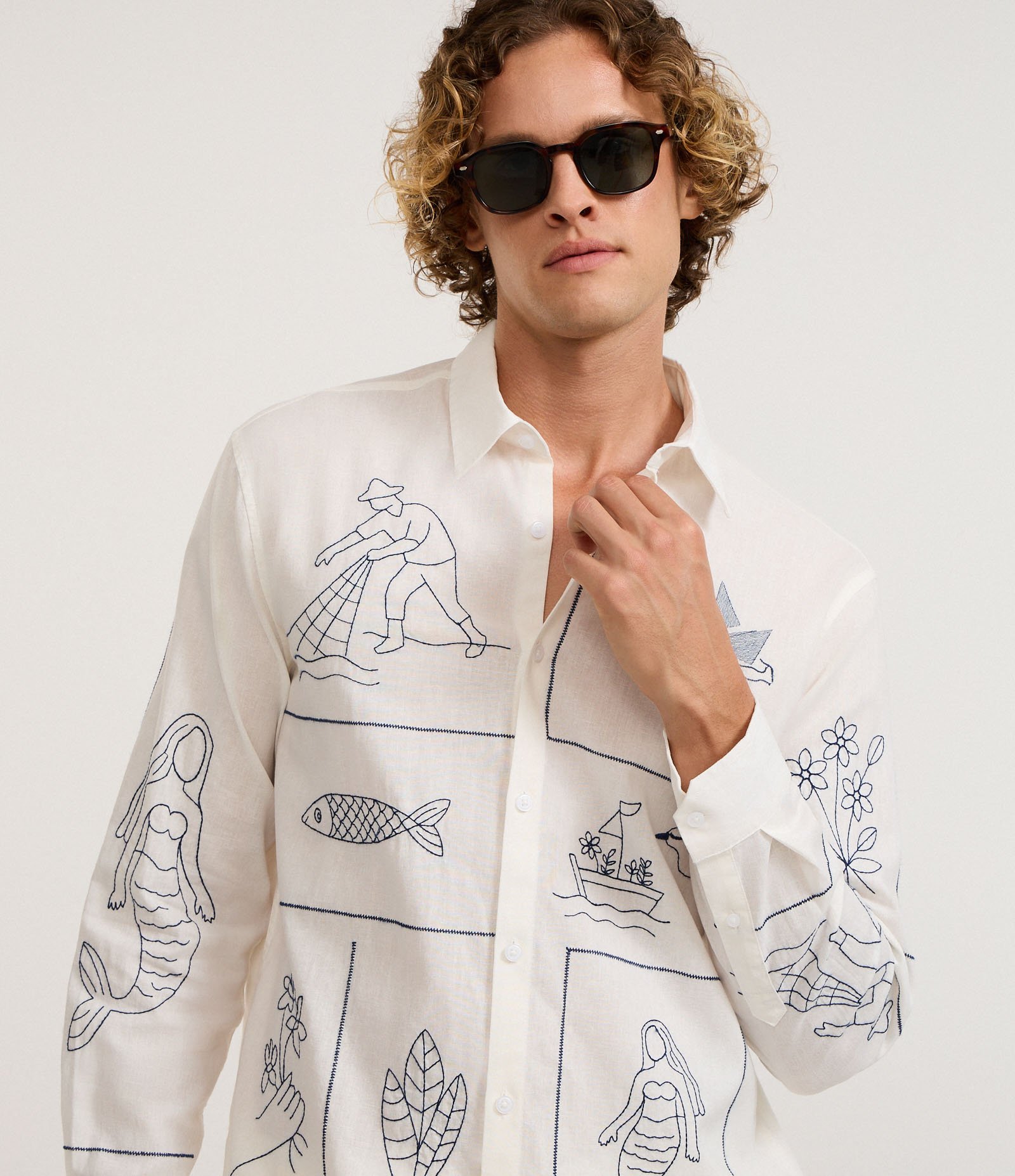Camisa Comfort em Linho com Patchwork Fundo do Mar Bordado Branco 5