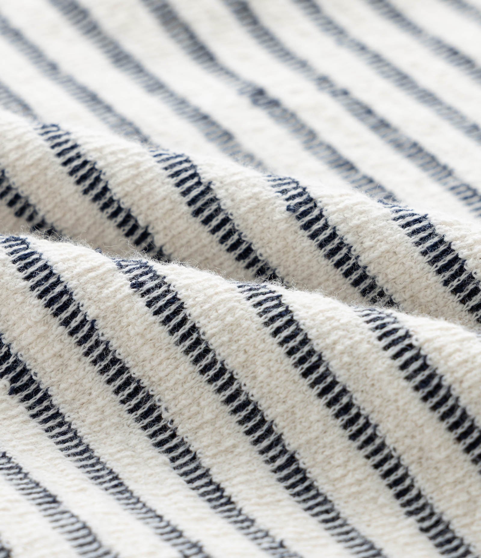 Calça Infantil Reta em Moletinho com Listras e Laço Texturizada - TAm 7 a 14 Anos Branco/Preto 3