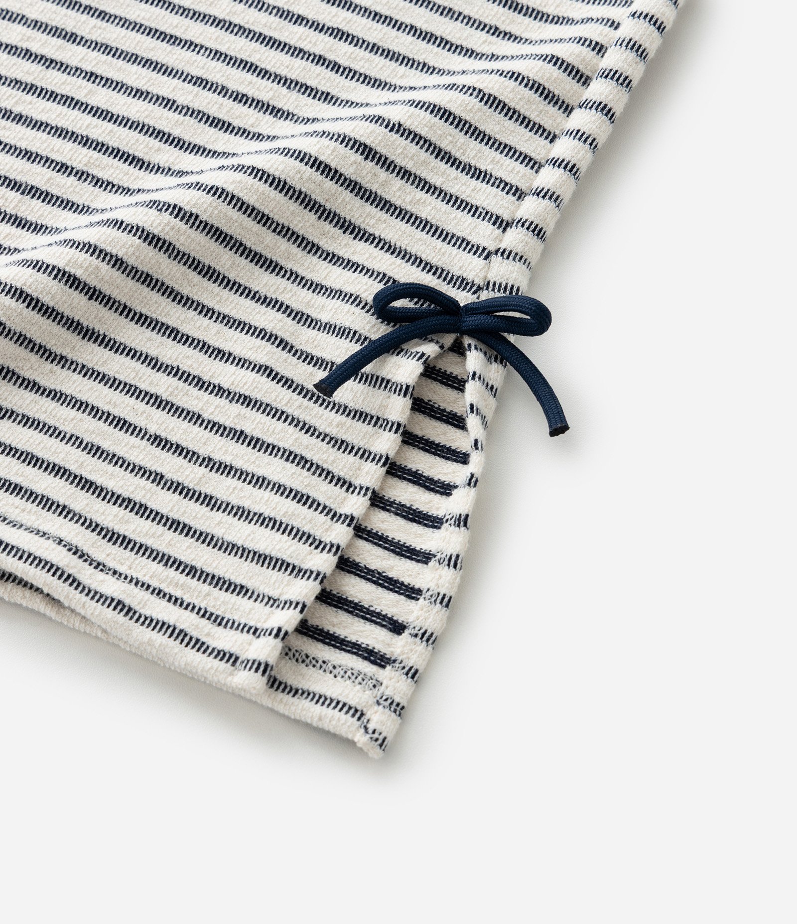 Calça Infantil Reta em Moletinho com Listras e Laço Texturizada - TAm 7 a 14 Anos Branco/Preto 4