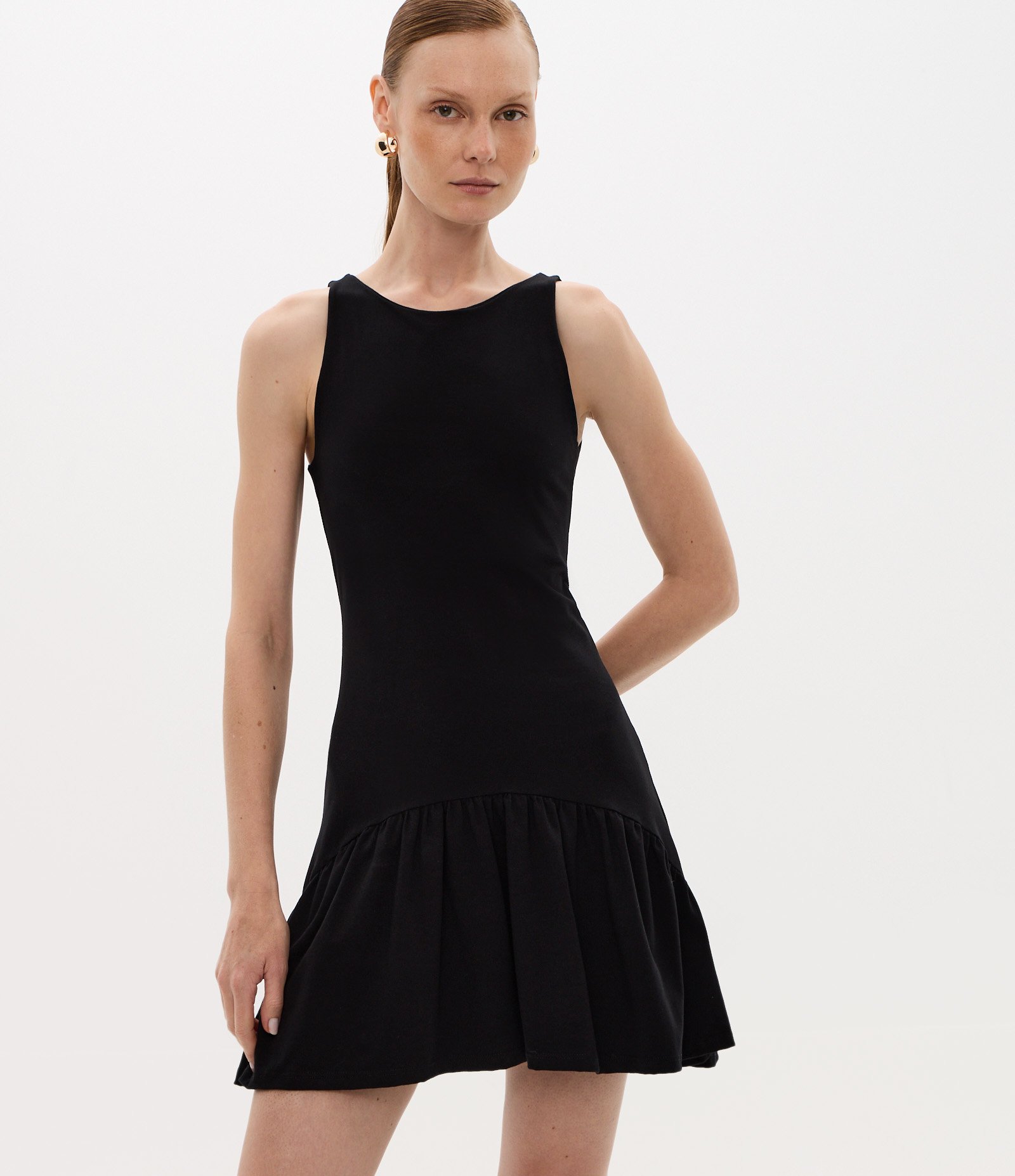 Vestido Curto sem Manga com Franzidos e Babado Preto 2