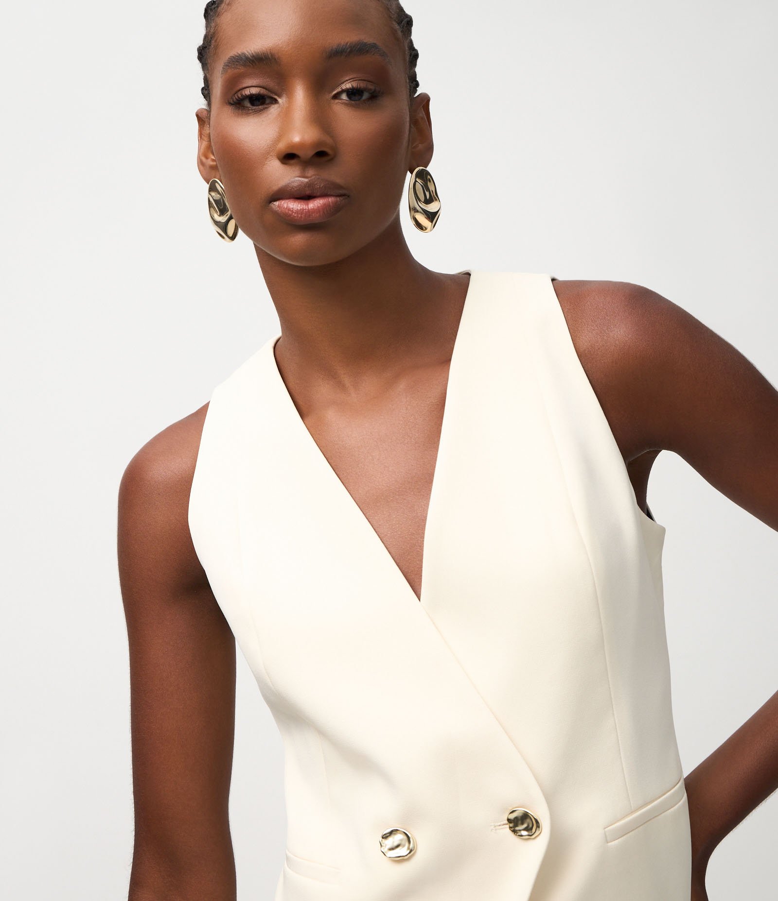 Colete em Alfaiataria com Decote em V Creme 3