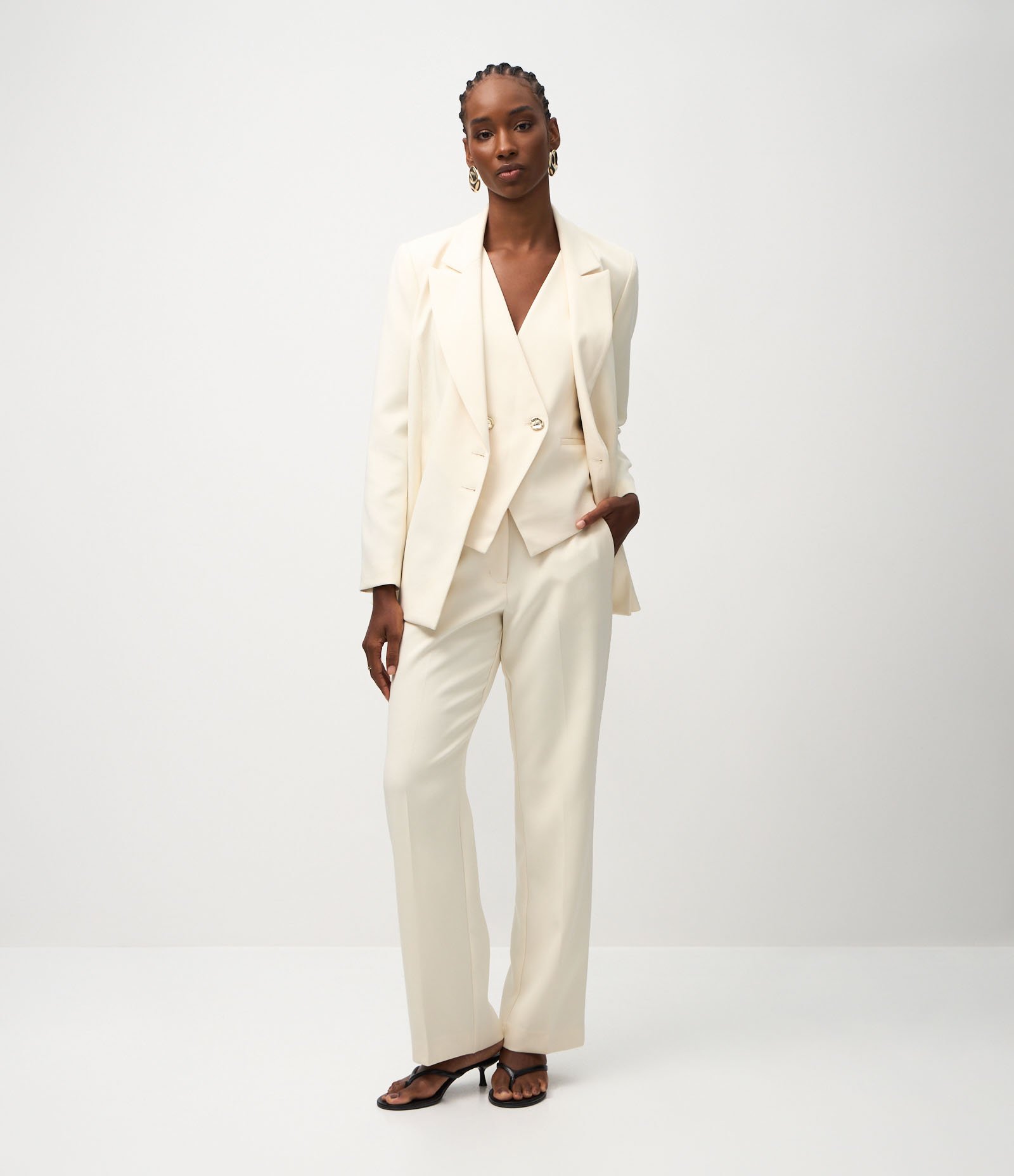 Colete em Alfaiataria com Decote em V Creme 4