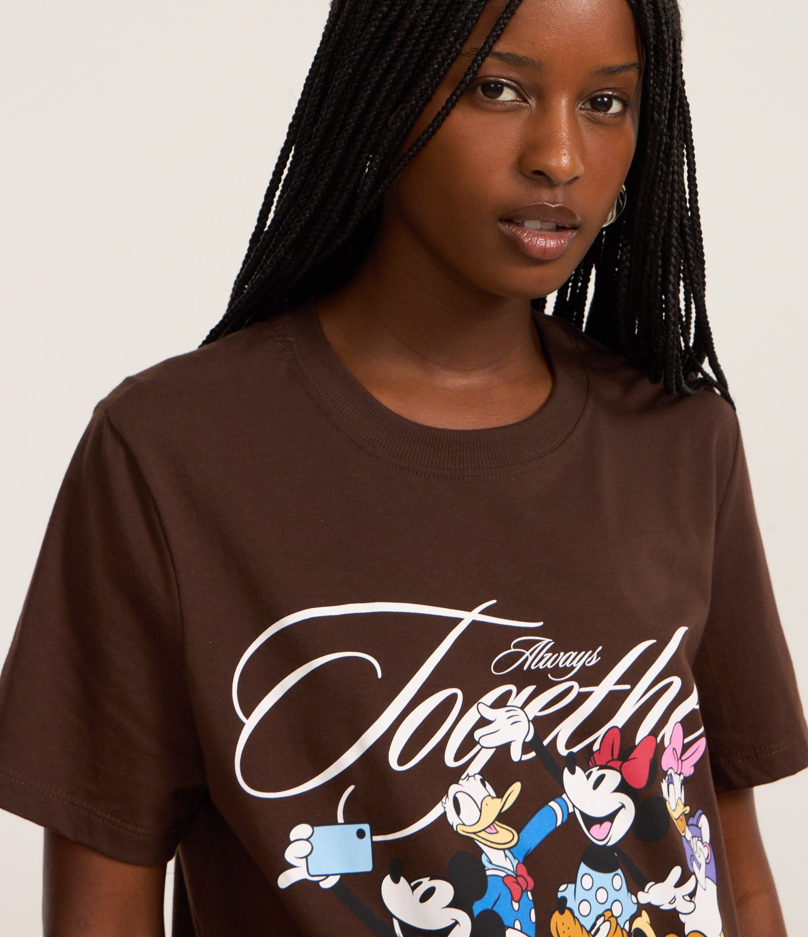 Camiseta T-shirt em Algodão com Mickey e Amigos Marrom 4