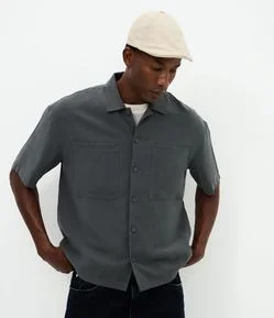 Camisa Manga Curta Lisa de Viscose com Bolsos