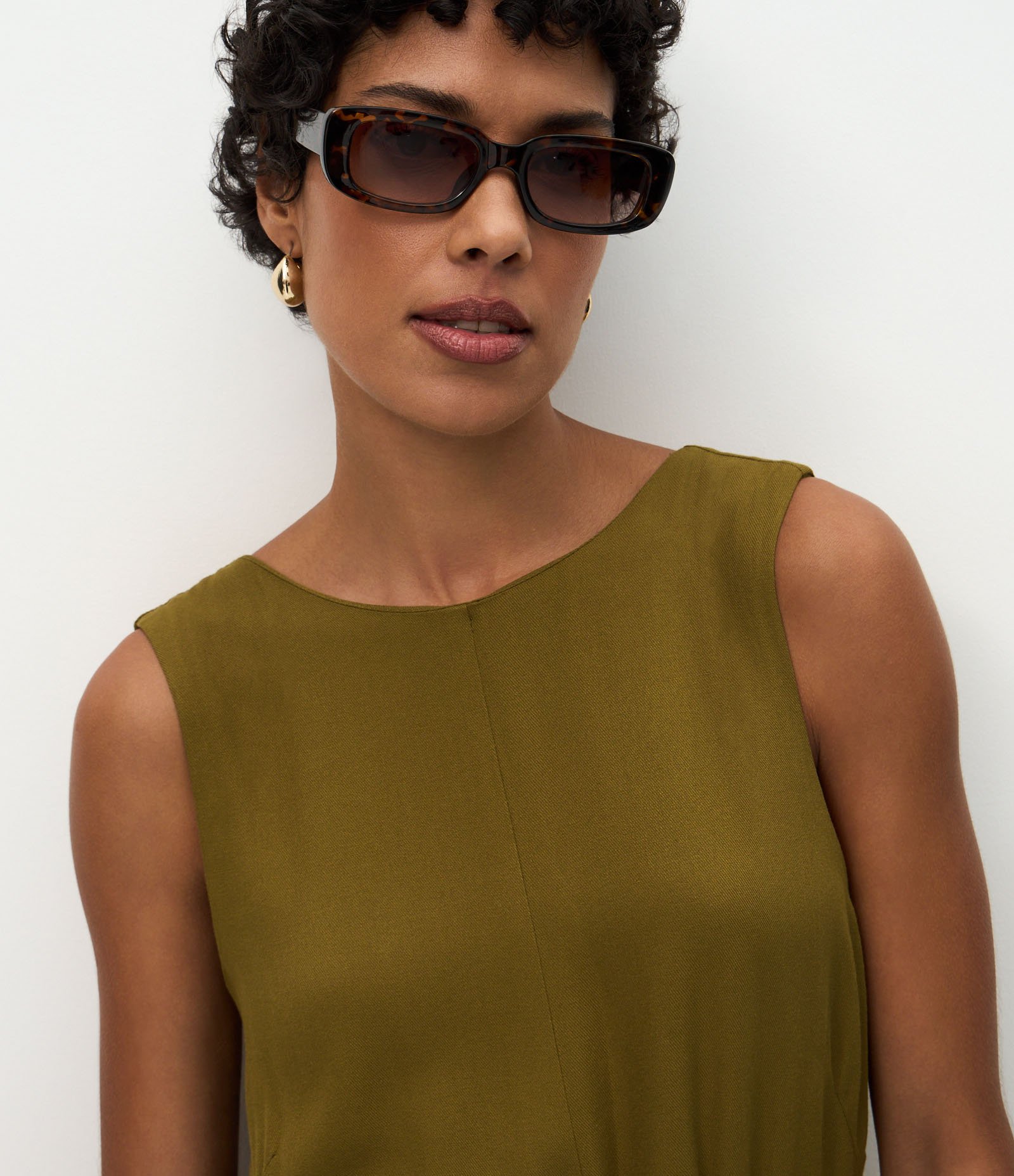 Macacão em Viscose com Alça Larga e Amarração na Cintura Verde 3