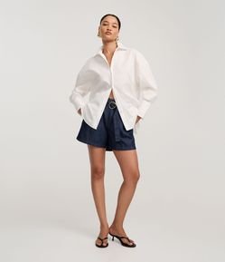 Short Cintura Alta em Jeans com Fivela Diiferenciada no Cinto