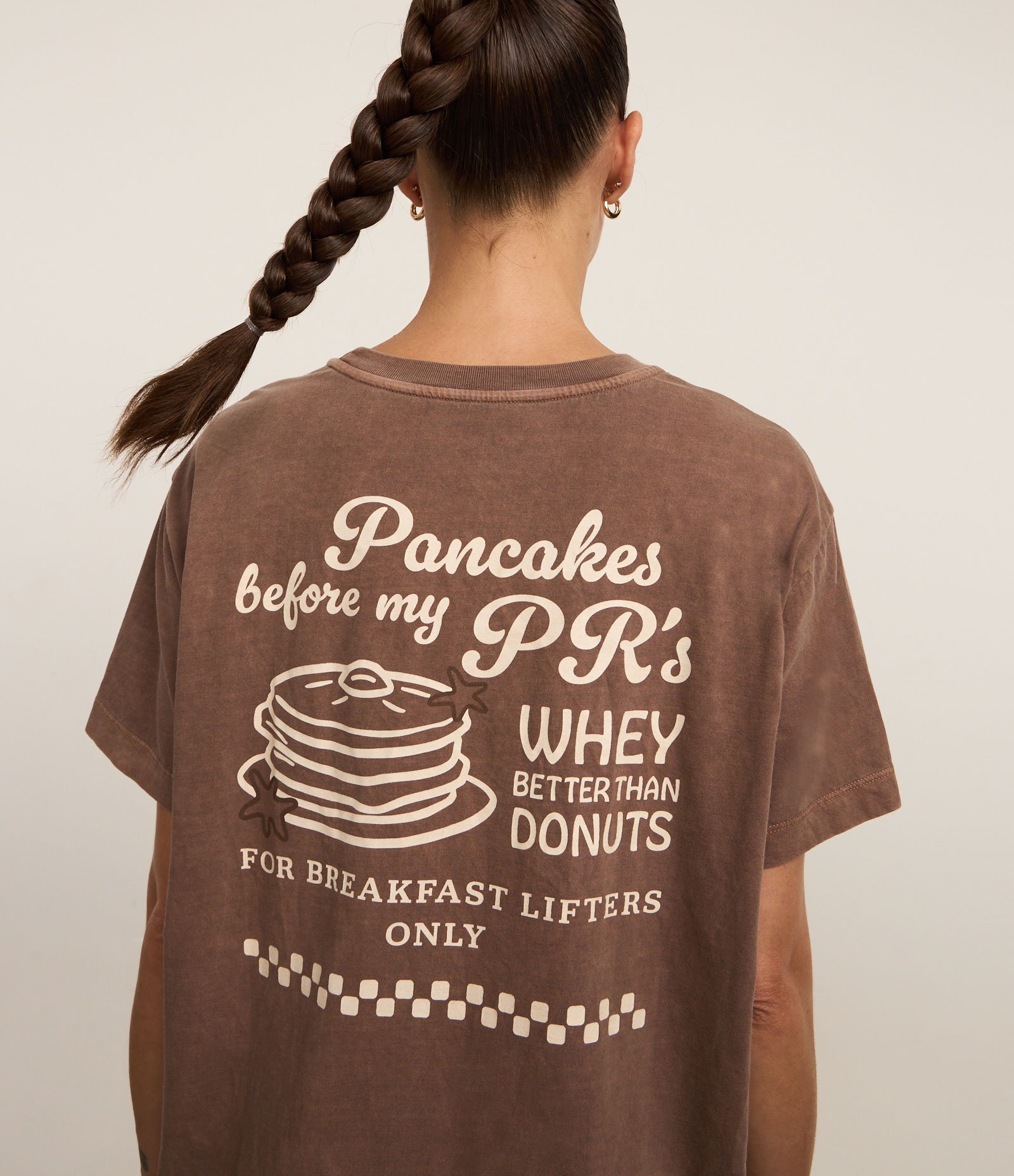 Camiseta Oversized Esportiva em Algodão Estonado com Estampa de Panqueca Marrom 1