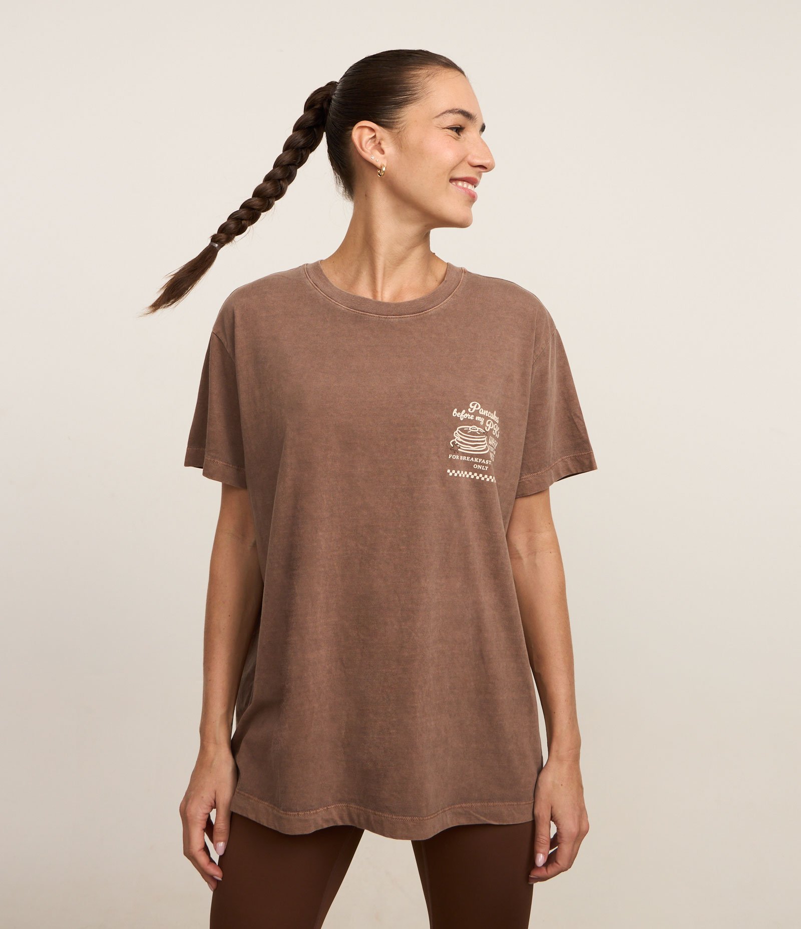 Camiseta Oversized Esportiva em Algodão Estonado com Estampa de Panqueca Marrom 2