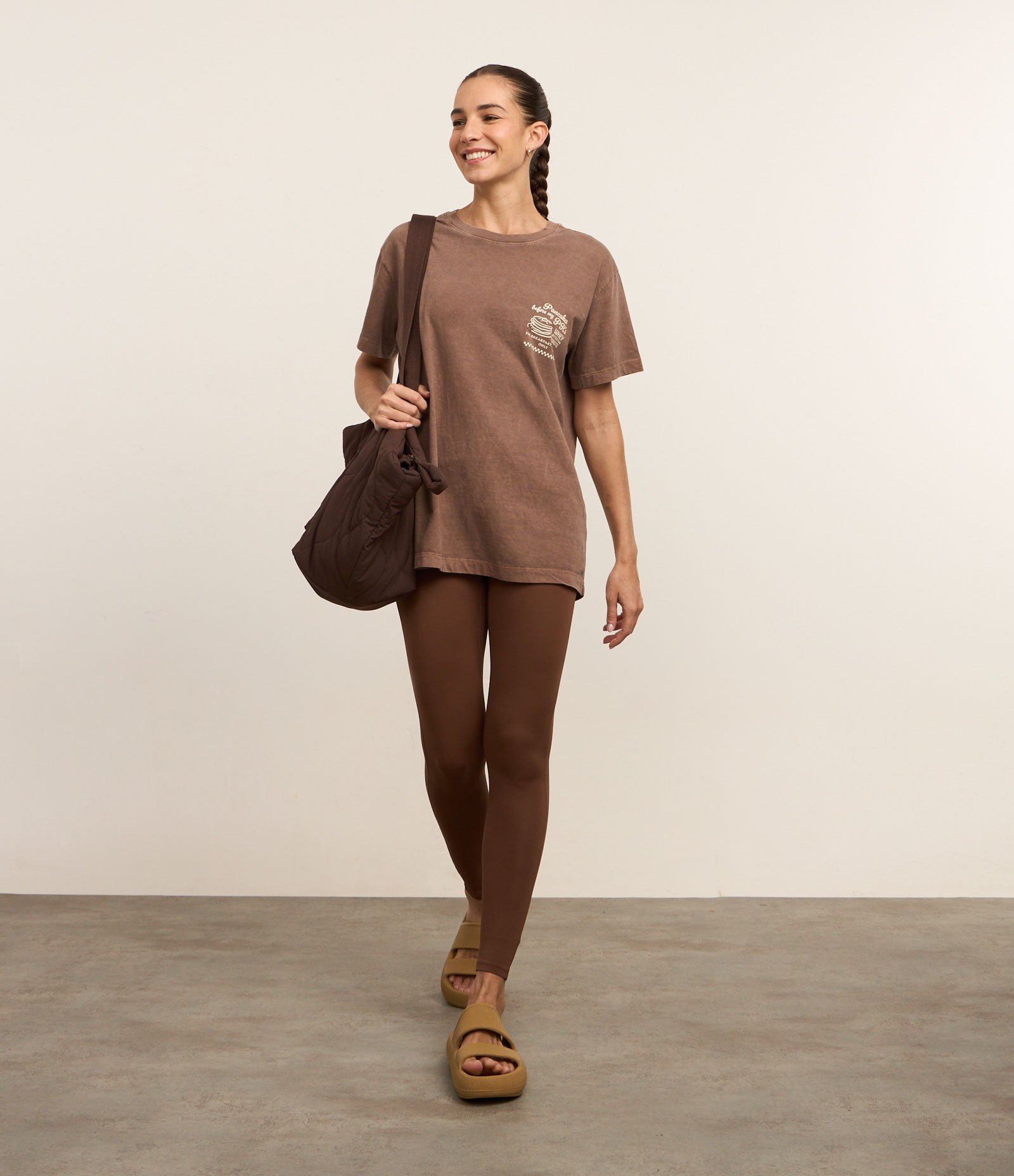 Camiseta Oversized Esportiva em Algodão Estonado com Estampa de Panqueca Marrom 3