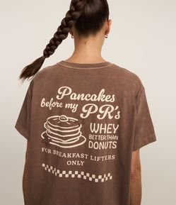 Camiseta Oversized Esportiva em Algodão Estonado com Estampa de Panqueca