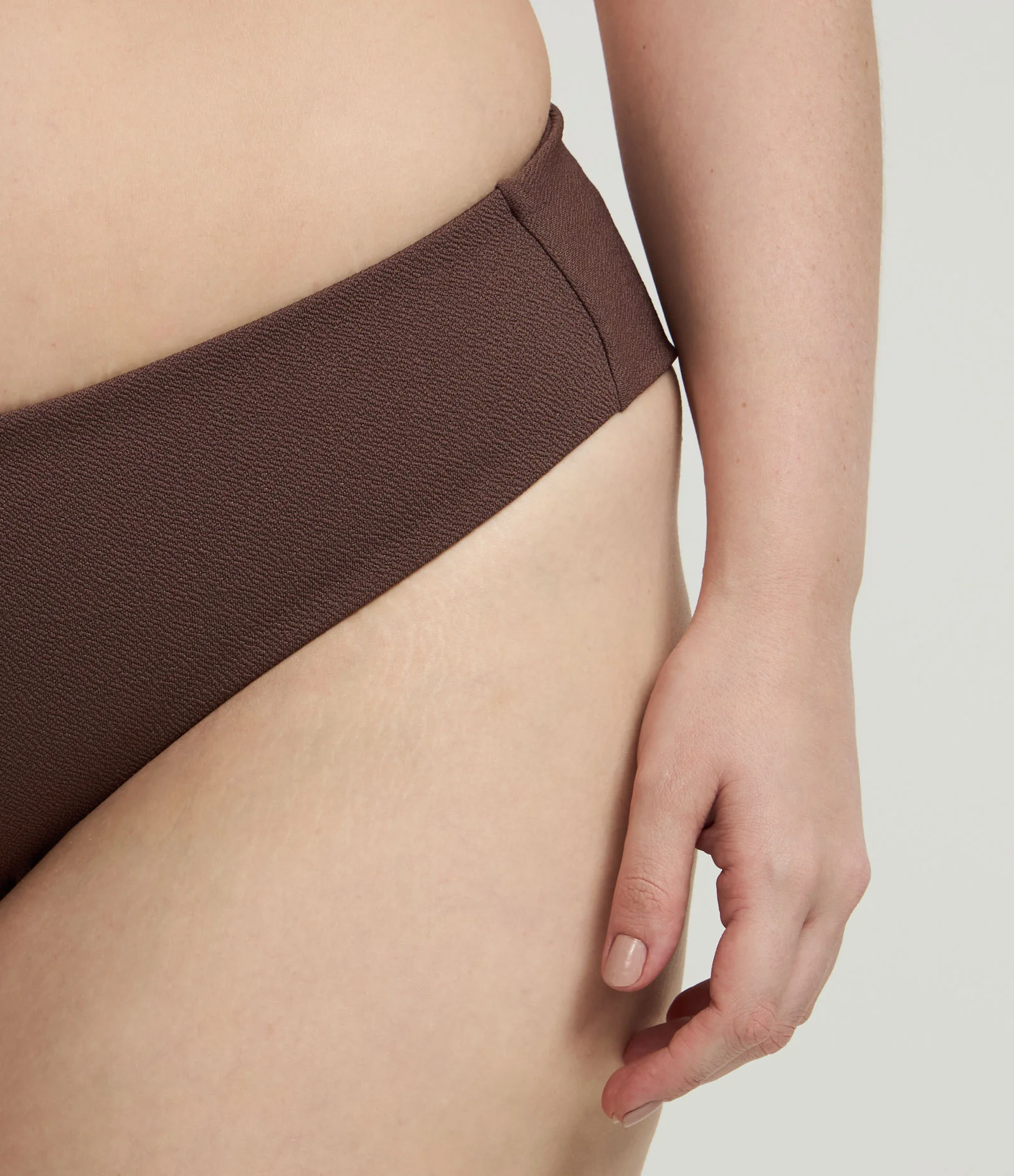 Biquíni Calcinha Média Texturizada com Fio Duplo Curve & Plus Size Marrom 2