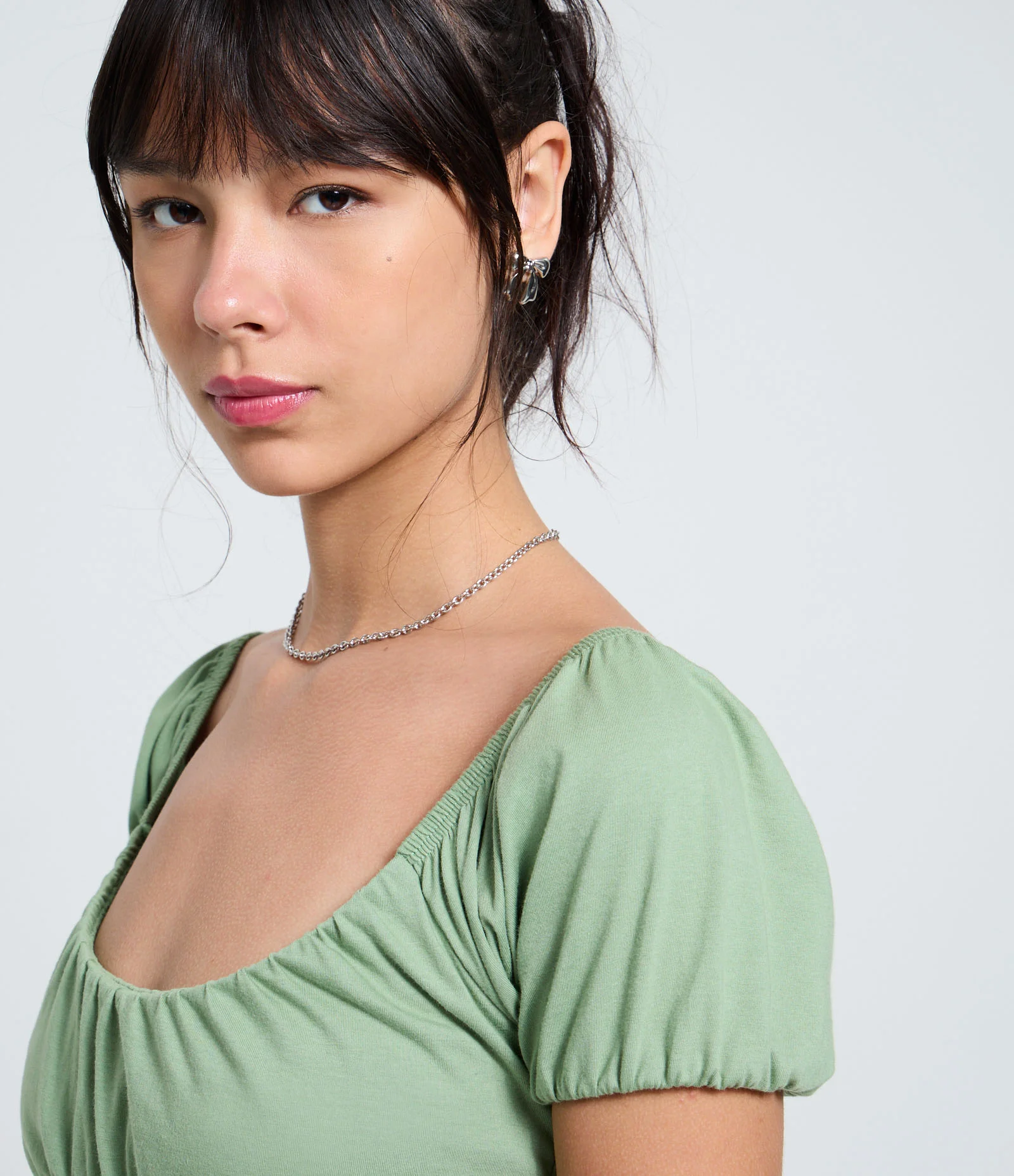 Blusa em Algodão com Manga Bufante e Decote Aberto Verde Olivia 1