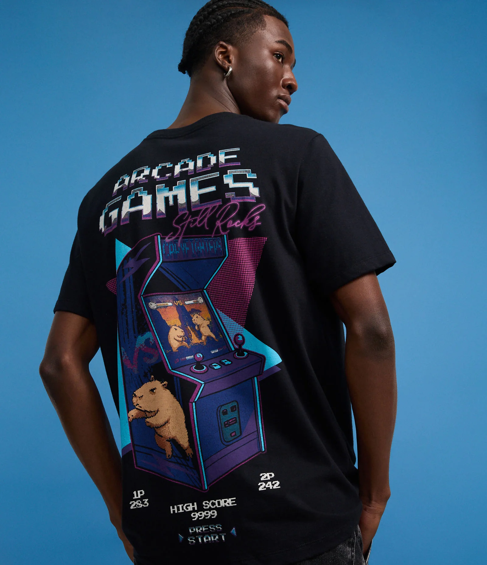 Camiseta Regular em Algodão com Estampa de Capivara e Lettering Arcade Games Preto 1