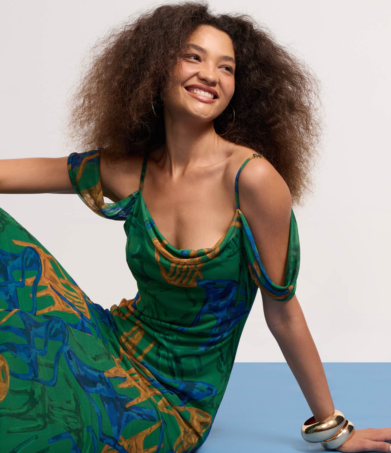 Vestido Long Midi Evasê em Tule com Estampa de Cadeiras Verde/Laranja/Azul 5