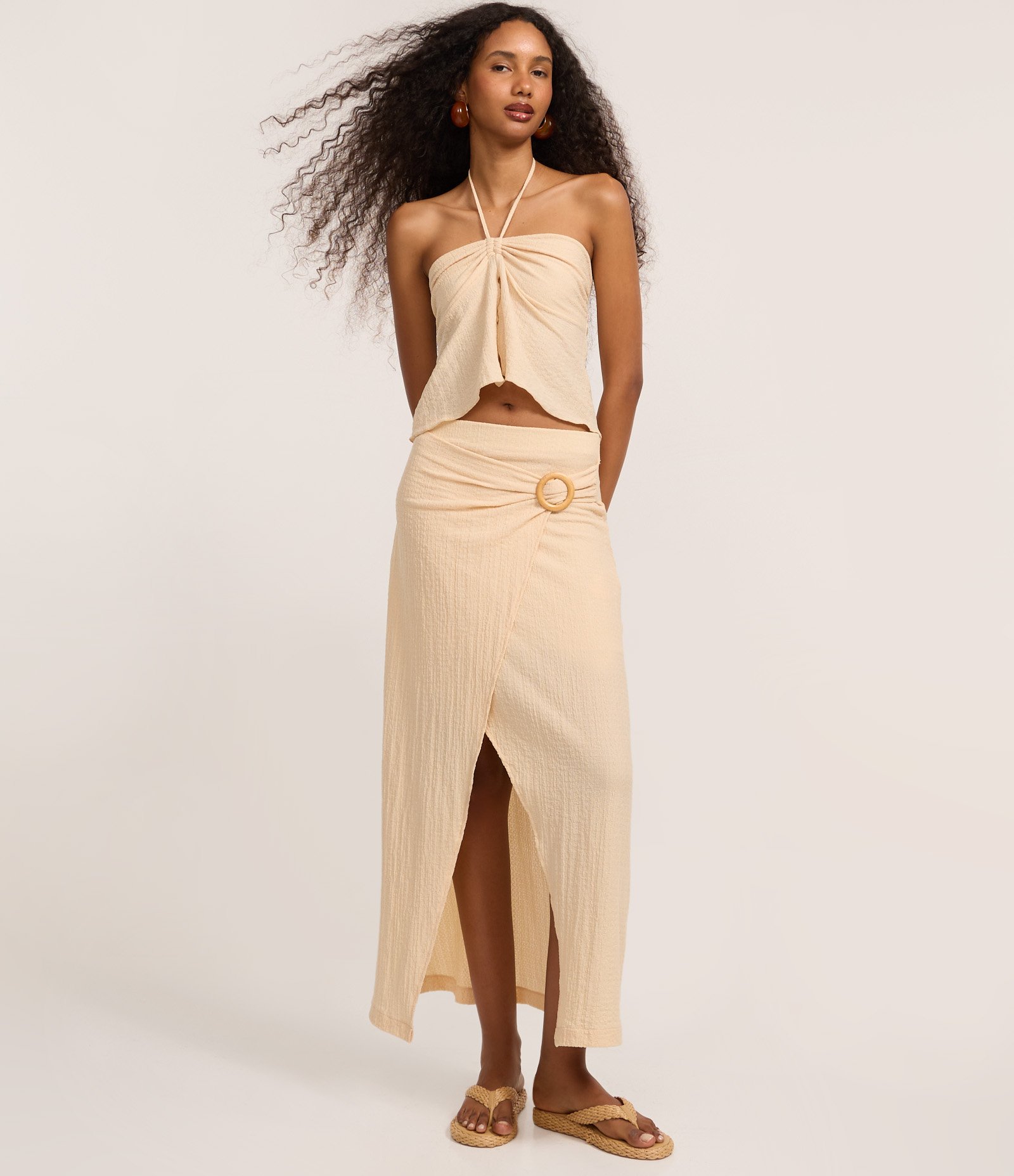 Blusa Frente Única com Textura e Fendinha Frontal Bege 2