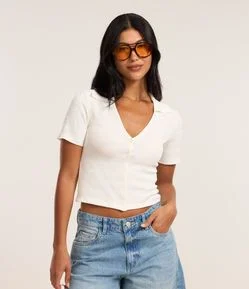Blusa Polo com Textura e Abotoamento Frontal