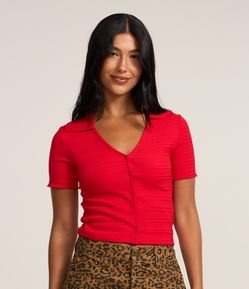 Blusa Polo com Textura e Abotoamento Frontal