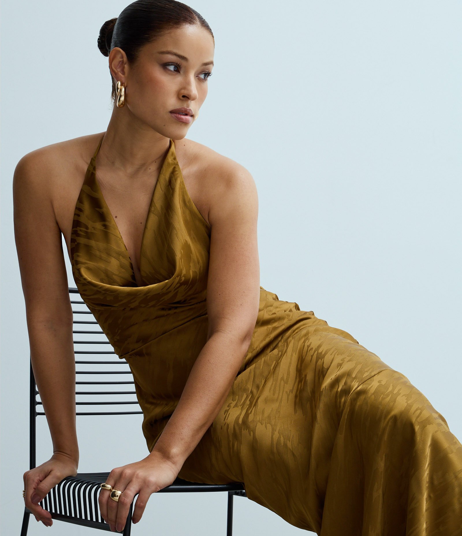 Vestido Midi Frente Única em Cetim com Decote Degagê Dourado 1