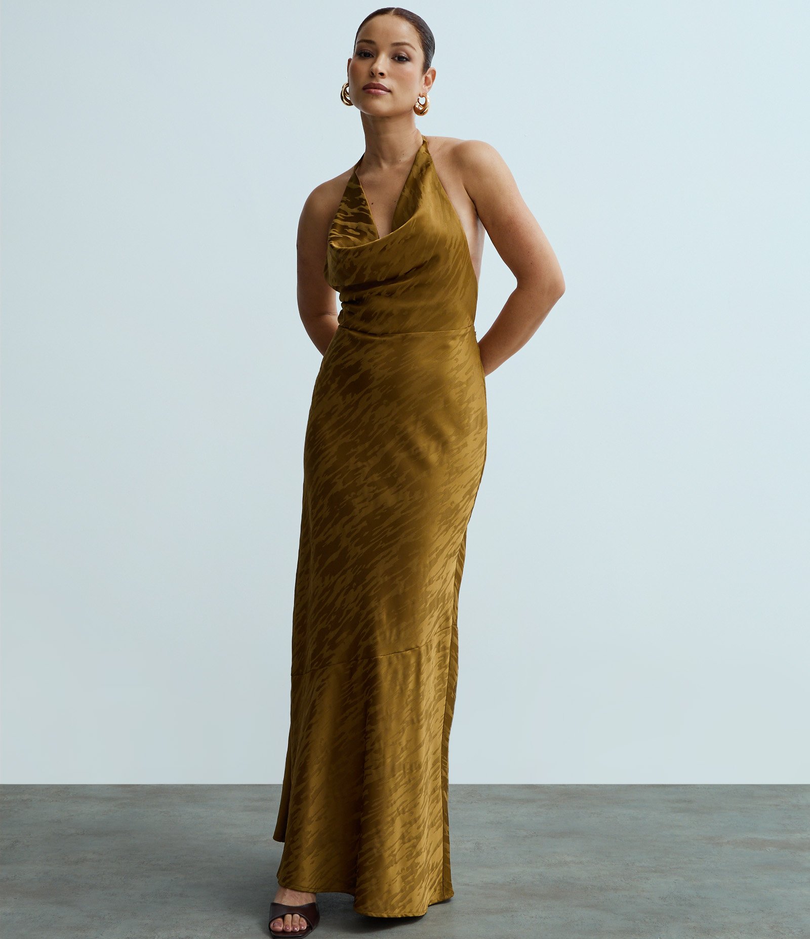 Vestido Midi Frente Única em Cetim com Decote Degagê Dourado 2