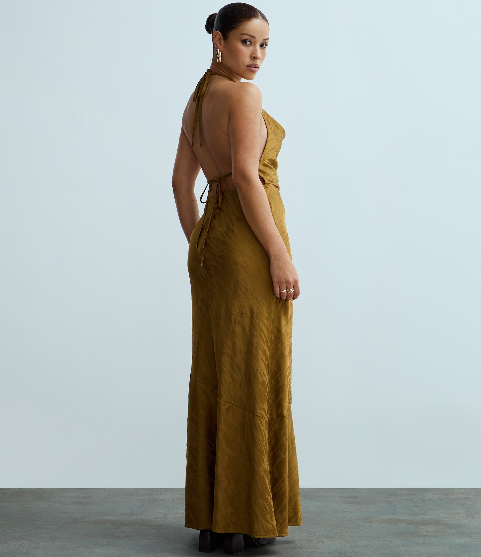 Vestido Midi Frente Única em Cetim com Decote Degagê Dourado 3