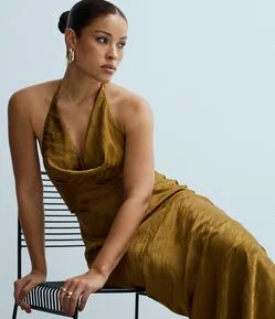 Vestido Midi Frente Única em Cetim com Decote Degagê