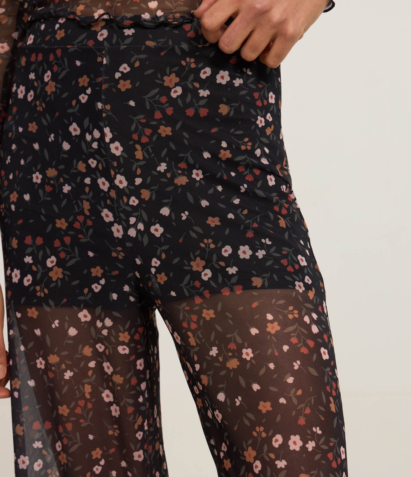 Calça Reta em Tule com Estampa Floral Preto 4