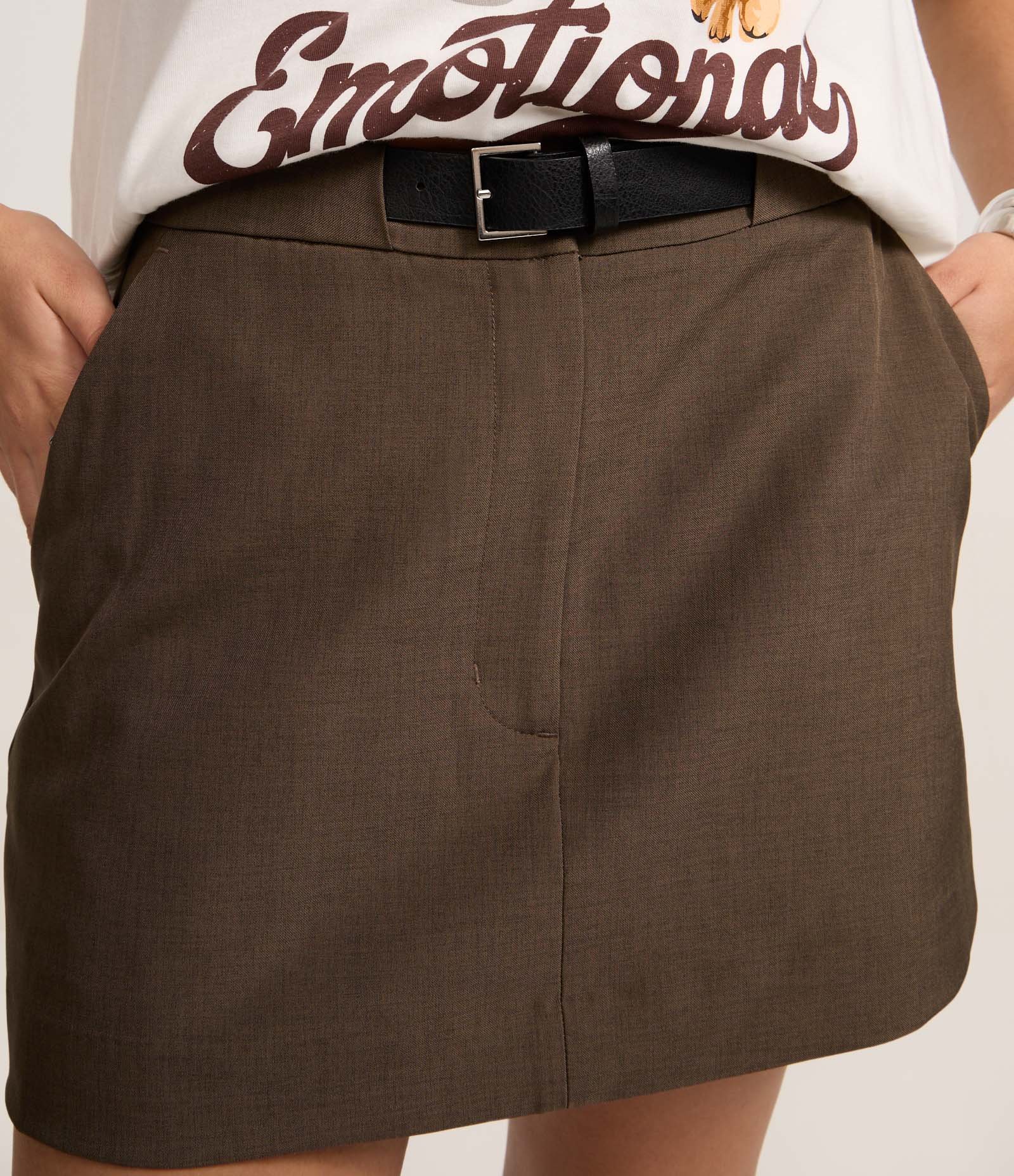 Short Saia Reto com Cinto e Alfaiatado Marrom 4