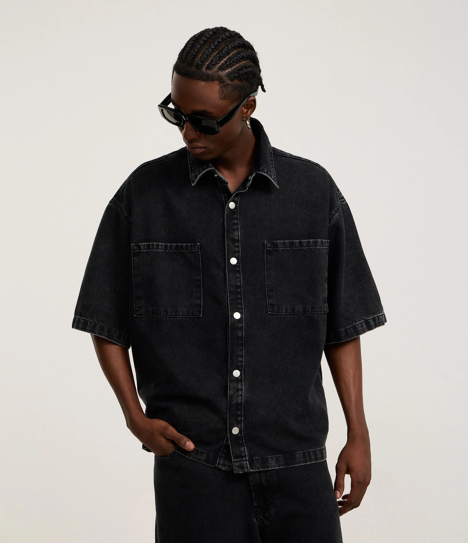 Camisa Boxy em Jeans com Bolsos Marmorizada Preto 1