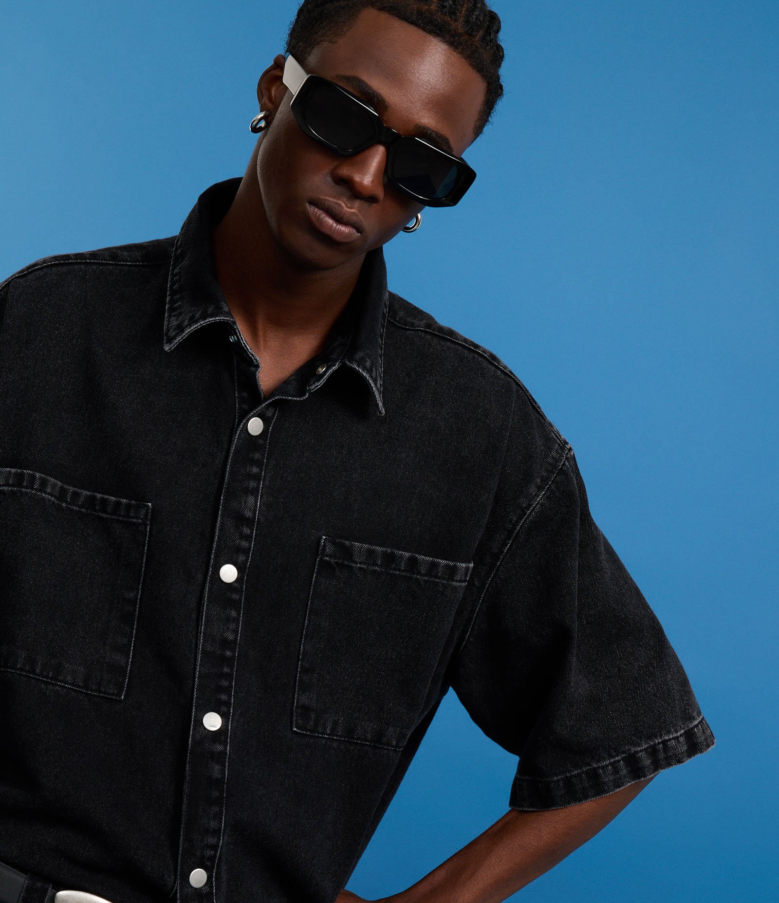 Camisa Boxy em Jeans com Bolsos Marmorizada Preto 3