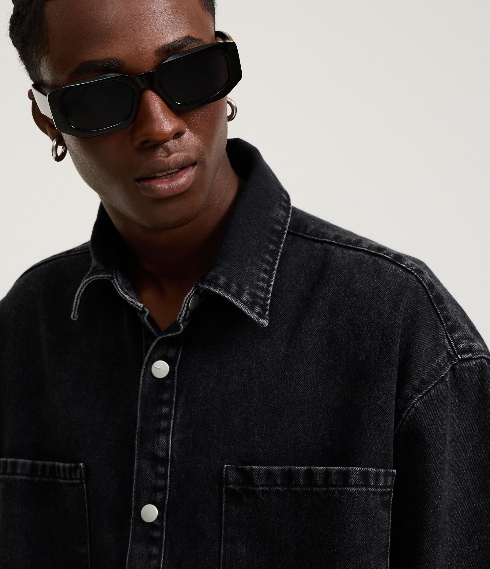 Camisa Boxy em Jeans com Bolsos Marmorizada Preto 4