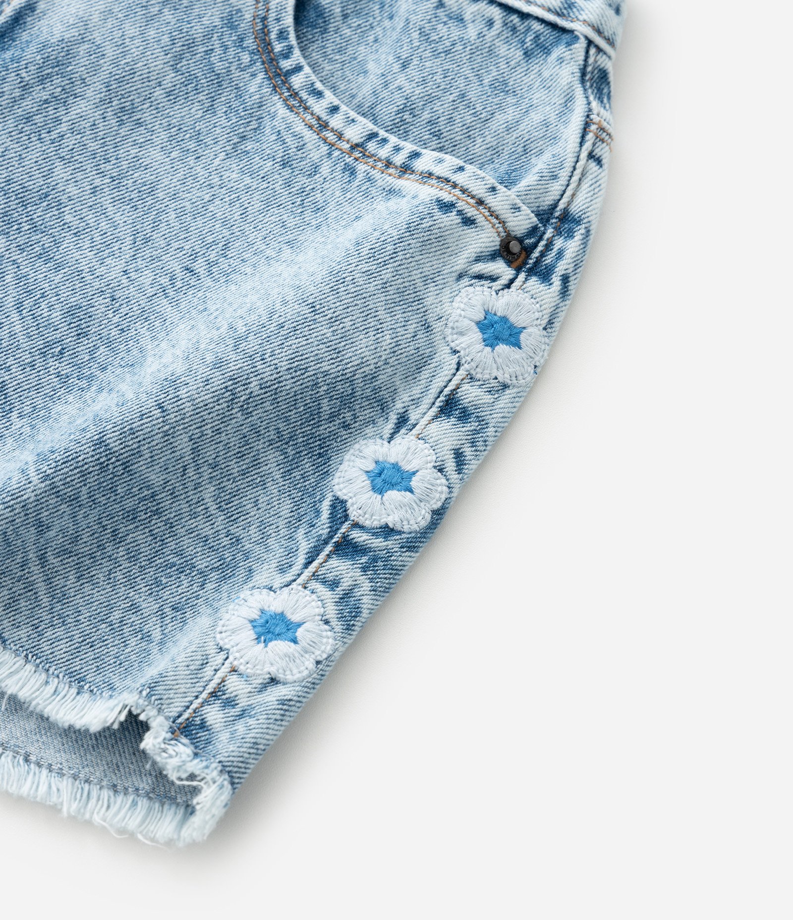 Short Jeans Infantil com Bordado de Flor e Marmorizado - Tam 5 a 14 Anos Azul 5