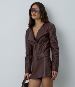 Jaqueta em PU com Ombreira e Zíper