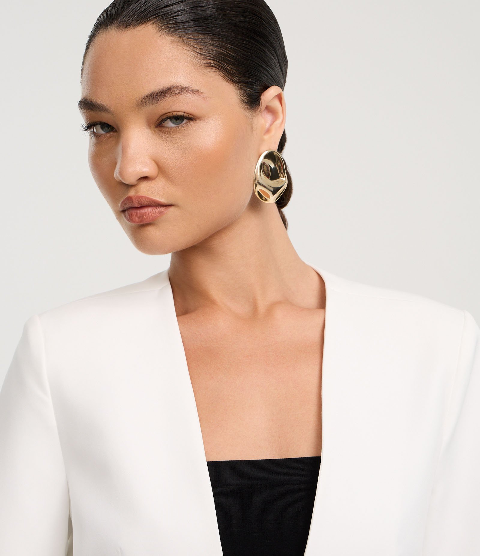 Blazer Alfaiatado com Decote Profundo e Lapelas Off White 3