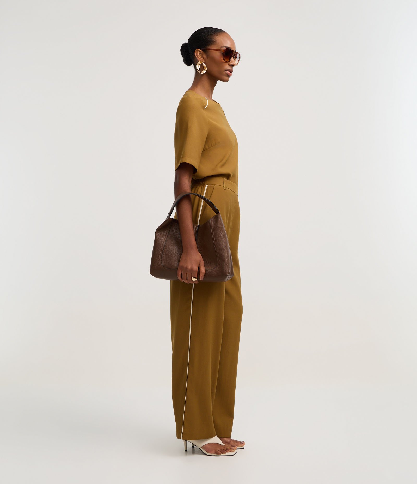 Calça Wide Leg Alfaiatada em Viscose com Listras Contrastantes Terroso 1