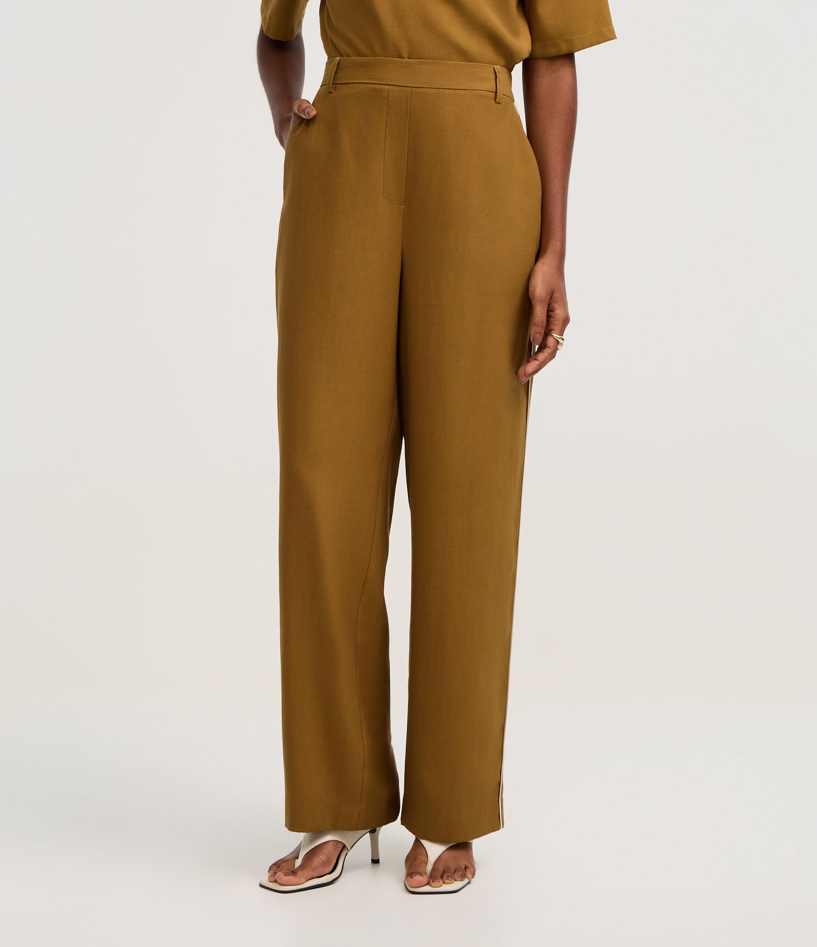 Calça Wide Leg Alfaiatada em Viscose com Listras Contrastantes Terroso 3