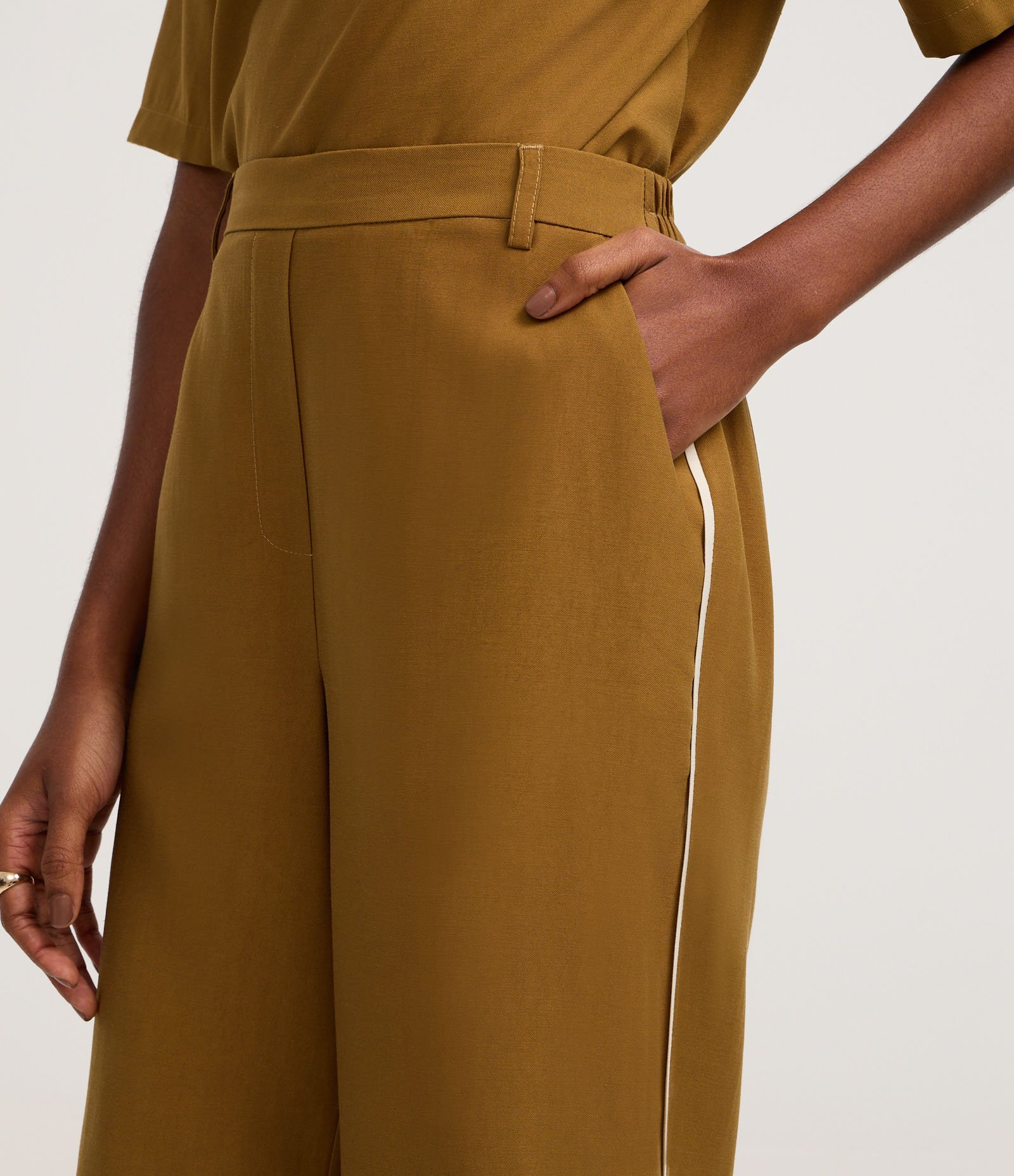 Calça Wide Leg Alfaiatada em Viscose com Listras Contrastantes Terroso 4