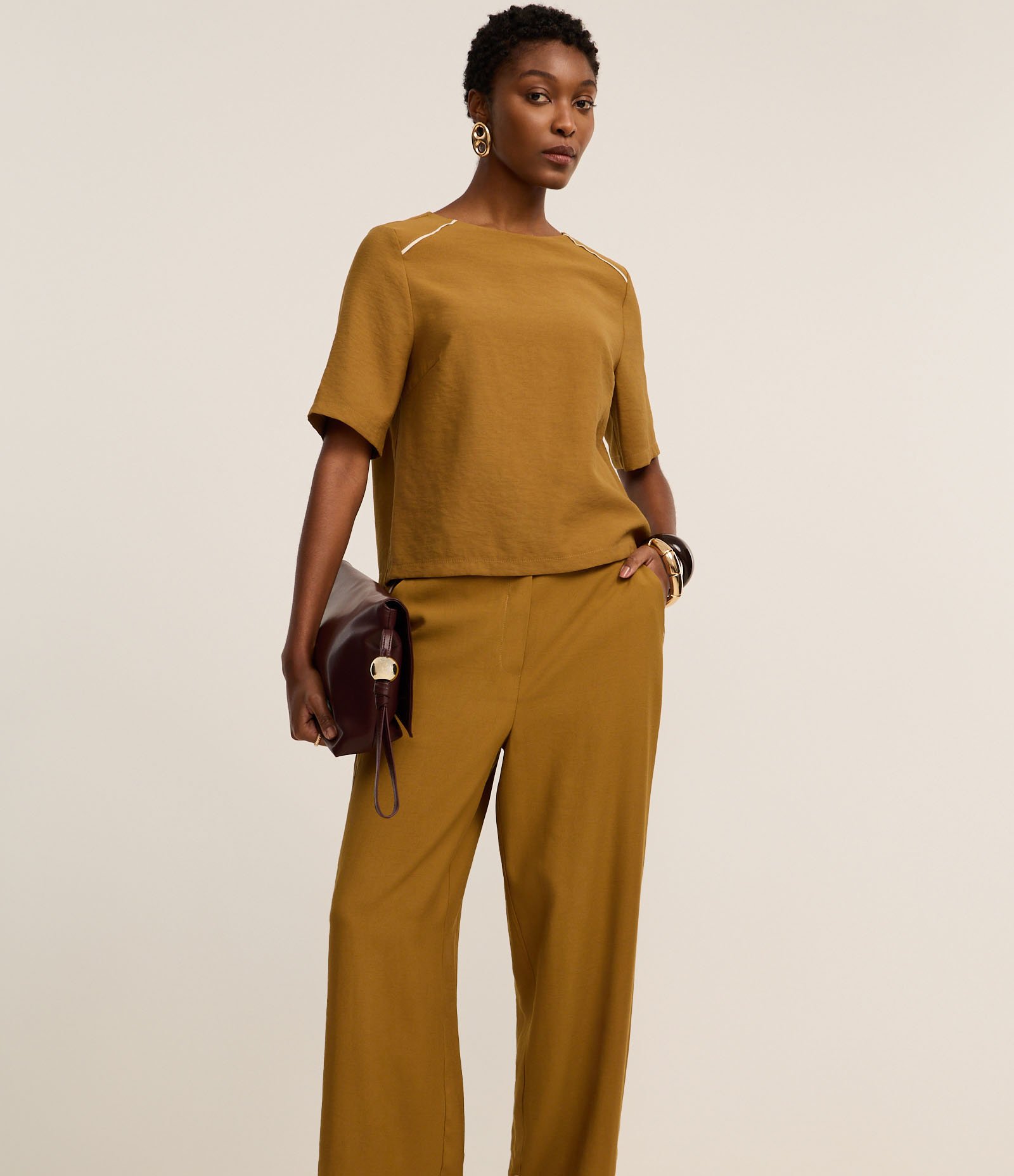 Calça Wide Leg Alfaiatada em Viscose com Listras Contrastantes Mostarda 2