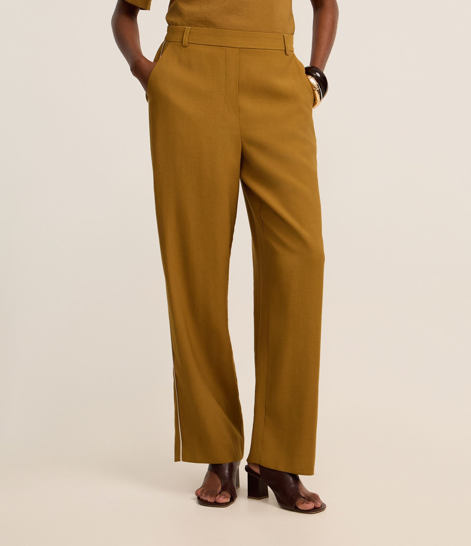 Calça Wide Leg Alfaiatada em Viscose com Listras Contrastantes Mostarda 3