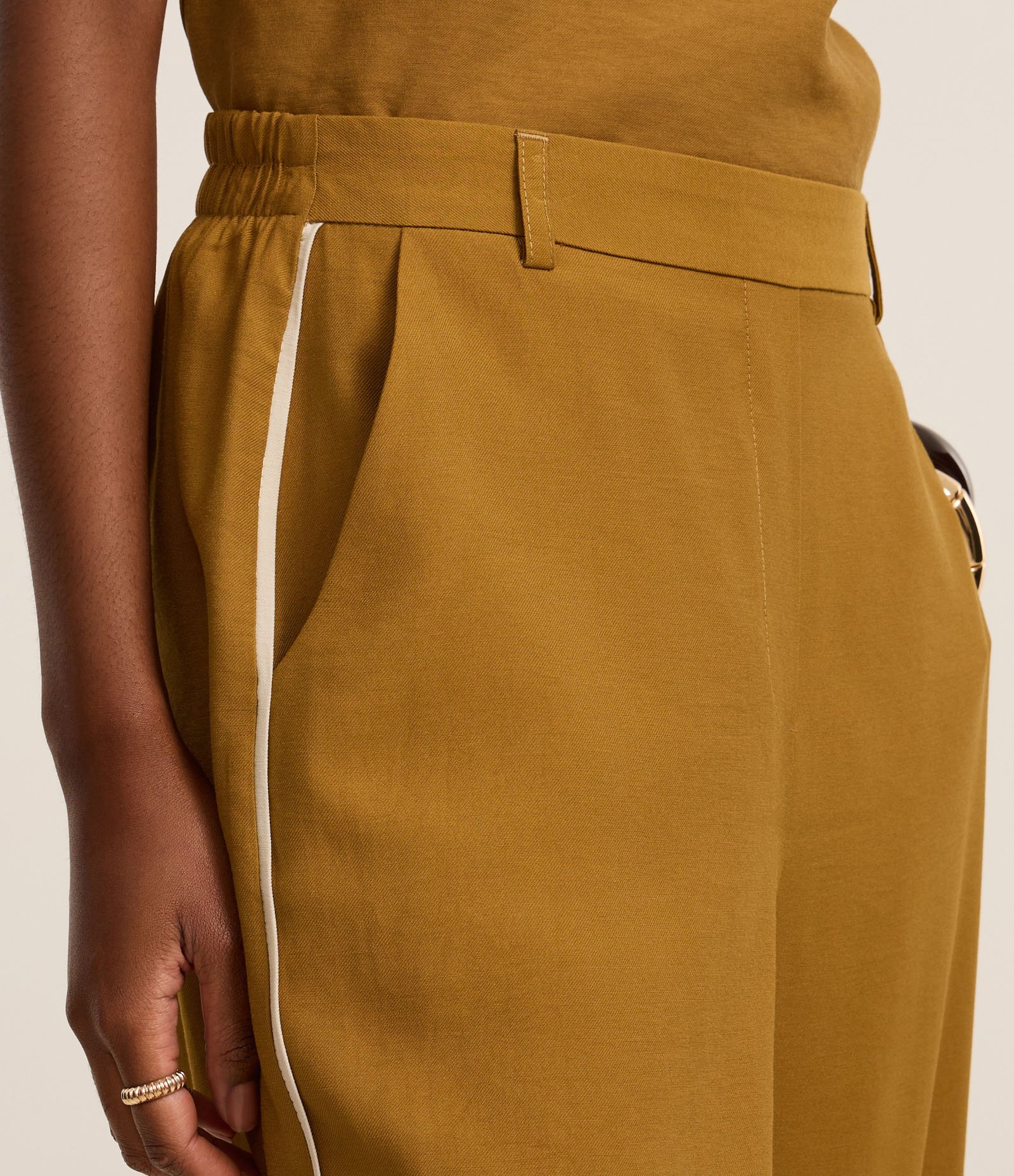 Calça Wide Leg Alfaiatada em Viscose com Listras Contrastantes Mostarda 4