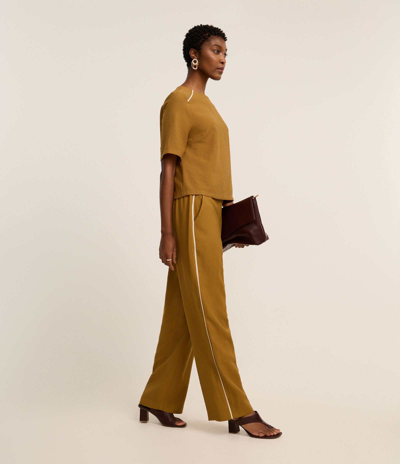 Calça Wide Leg Alfaiatada em Viscose com Listras Contrastantes Mostarda 5