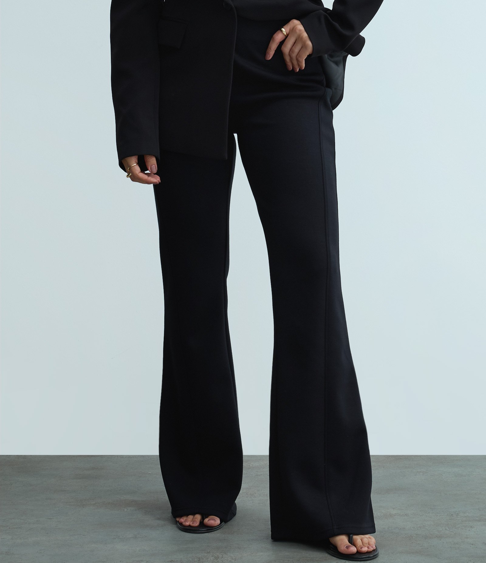 Calça Flare em Ponto Roma com Cós Embutido Preto 2