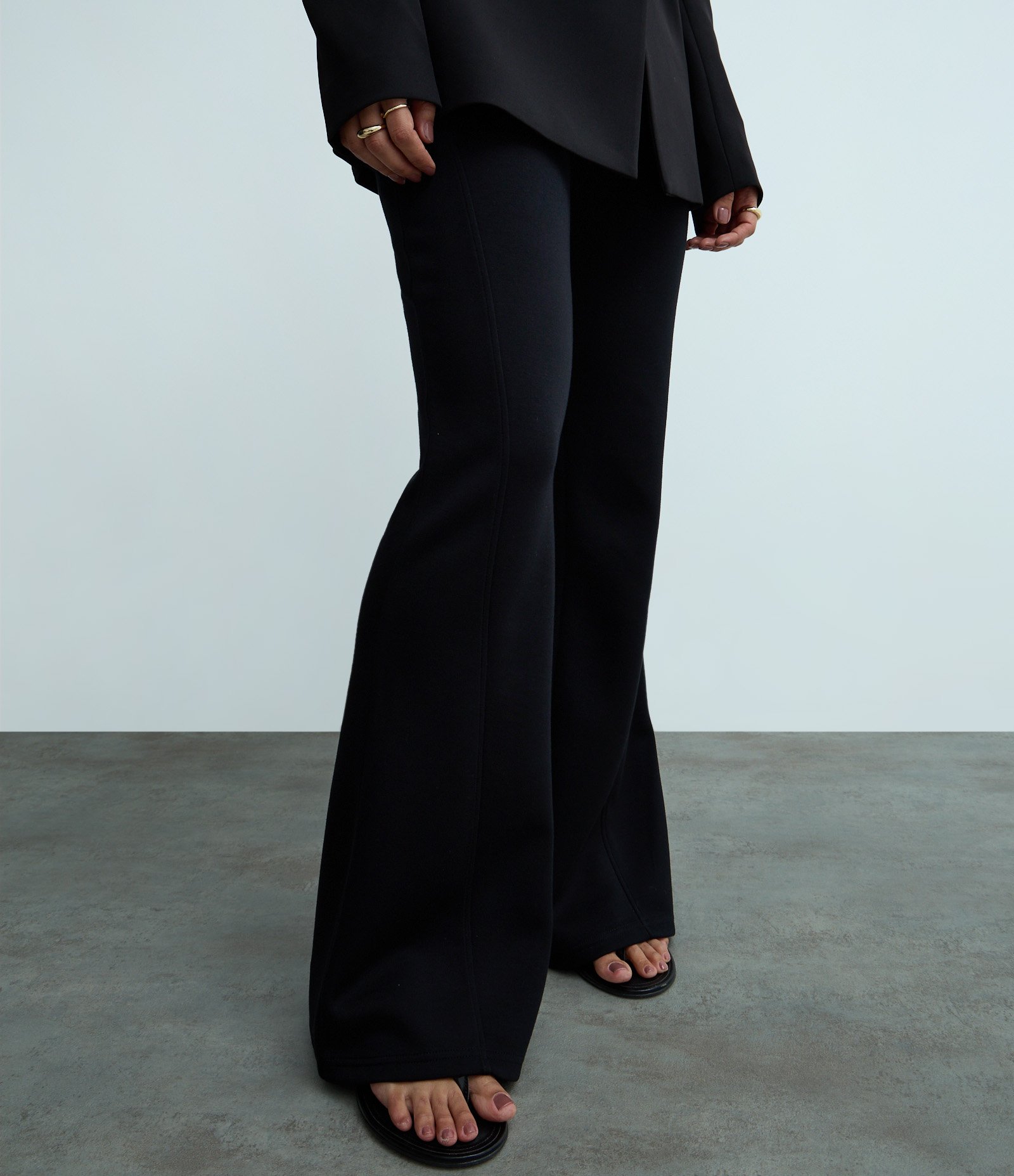 Calça Flare em Ponto Roma com Cós Embutido Preto 3