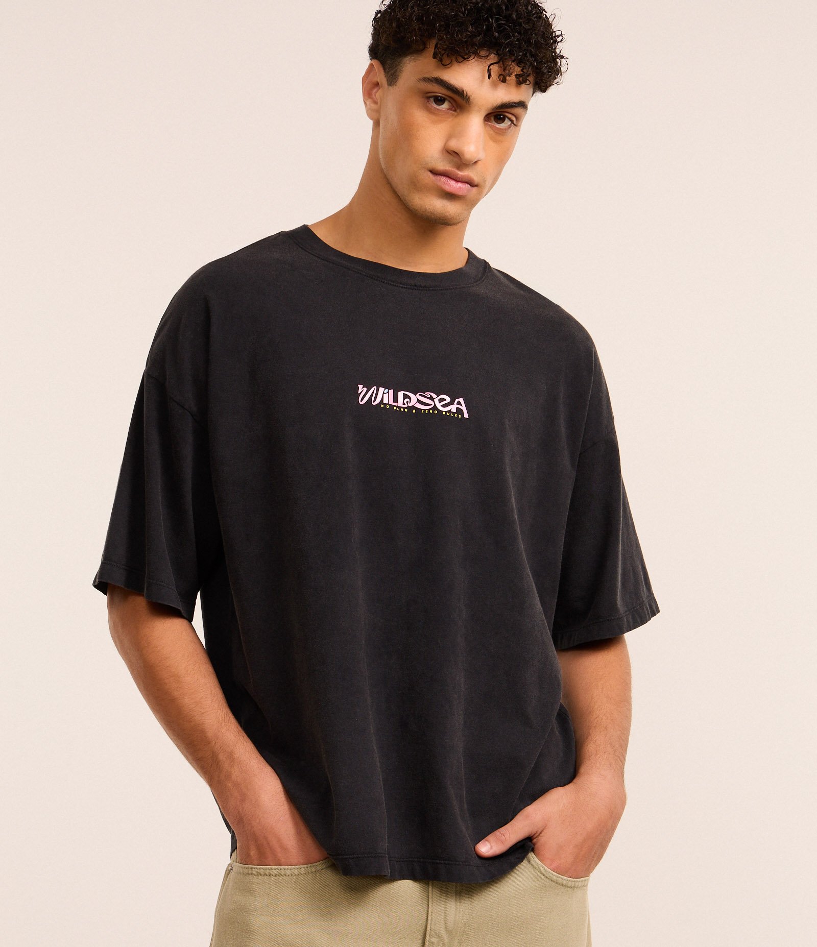 Camiseta Oversized em Algodão com Estampa Lettering Wild Sea Marmorizada Preto 1