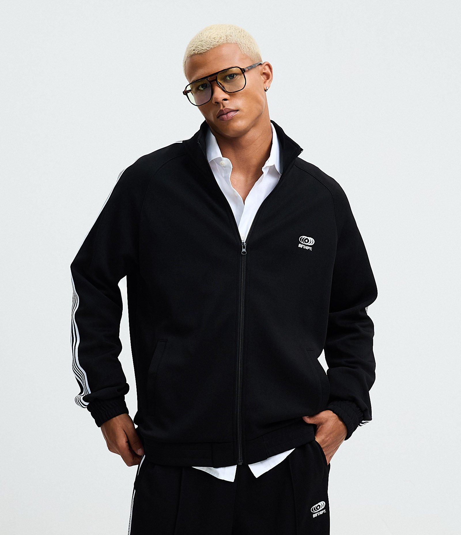 Casaco em Helanca com Bordado Localizado e Listras Contrastantes Preto 1