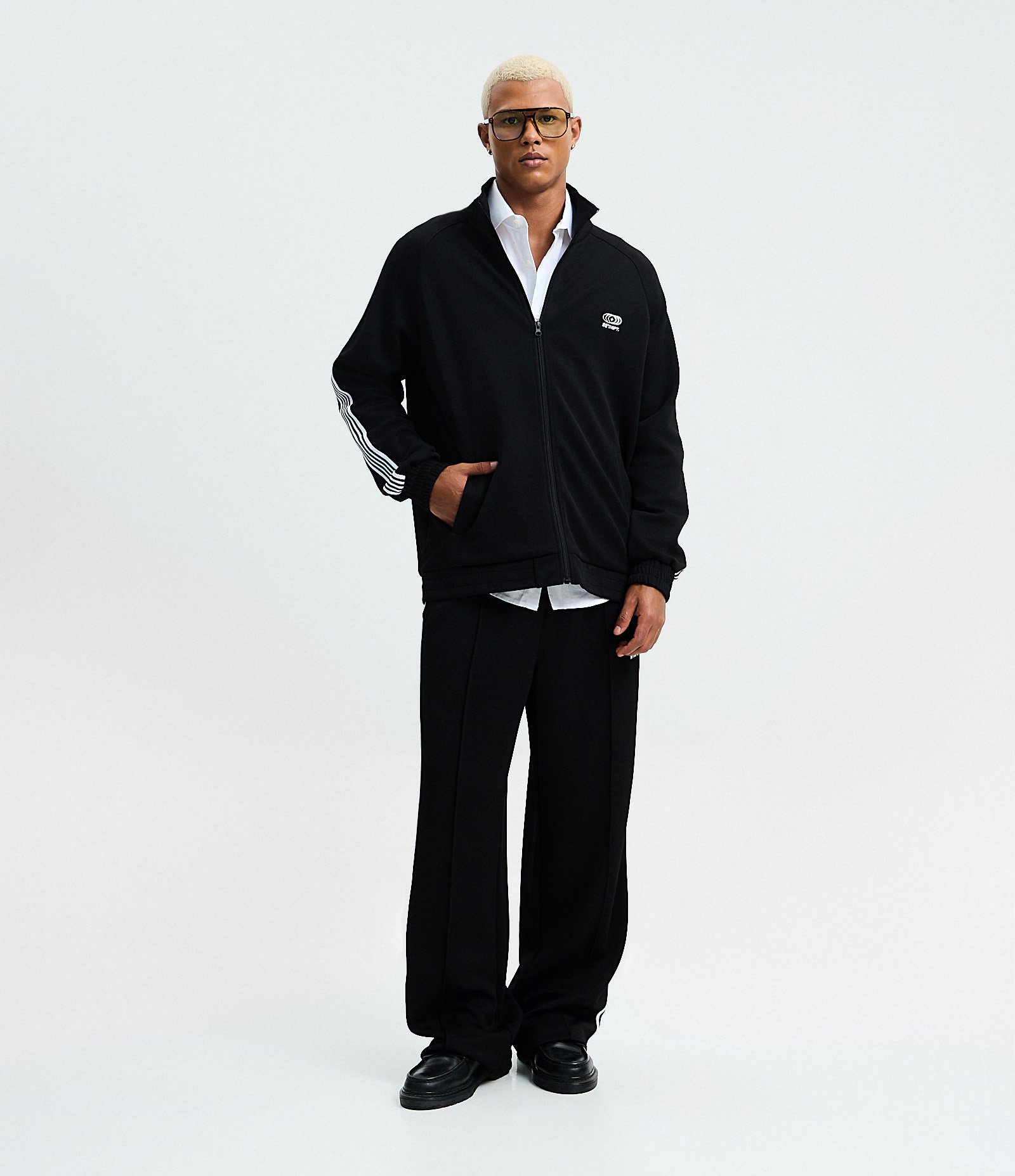 Casaco em Helanca com Bordado Localizado e Listras Contrastantes Preto 2