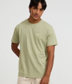 Camiseta Comfort em Algodão Peruano com Estampa Lettering Coqueiros