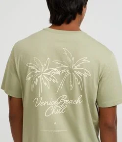 Camiseta Comfort em Algodão Peruano com Estampa Lettering Coqueiros