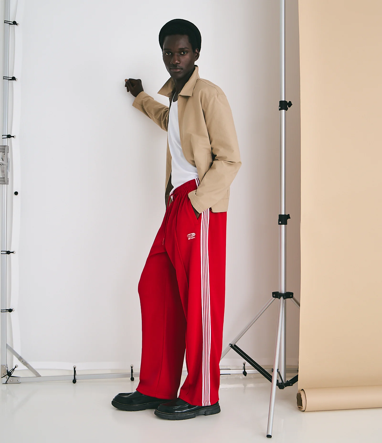 Calça Esportiva em Helanca com Listras Laterais e Estampa Localizada Vermelho 1