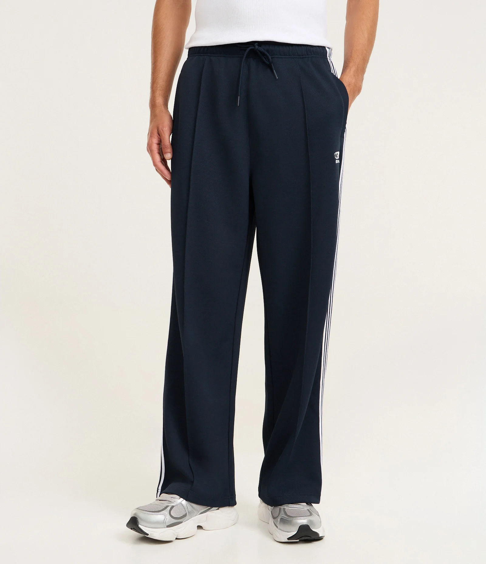 Calça Esportiva em Helanca com Listras Laterais e Estampa Localizada Azul Escuro 2