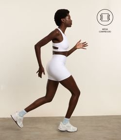 Bermuda Esportiva em Microfibra Texturizada com Bolso no Cós